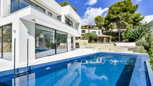 Роскошная вилла с видом на море в городе Алтея