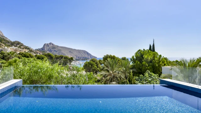 Роскошная вилла с видом на море в городе Алтея