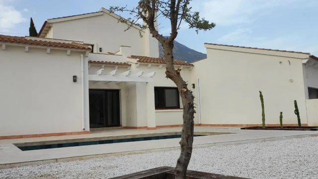 Новая вилла в уникальном комплексе в городе Бенидорм