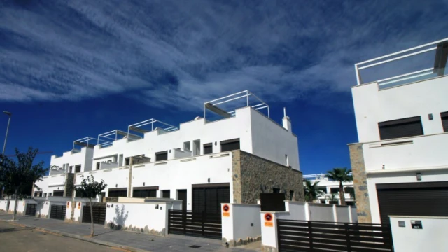 Новый смежный дом в городе Пилар де ла Орадада