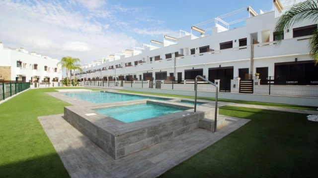 Новый смежный дом в городе Пилар де ла Орадада