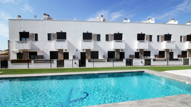 Современный таунхаус в Пилар де ла Орадада