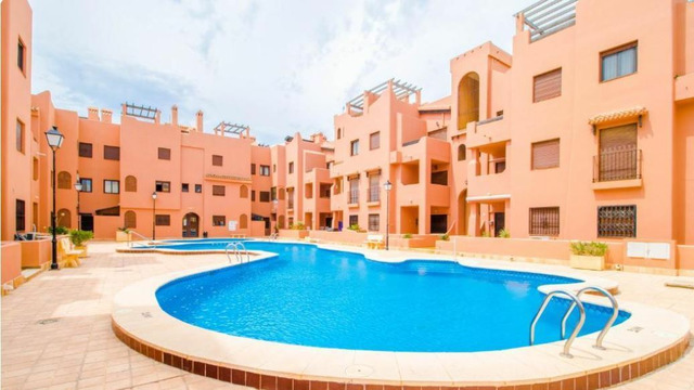 Apartamento junto al mar en urbanización cerrada con piscina en Torrevieja - 1