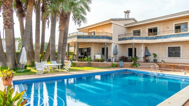 Вилла в эксклюзивной урбанизации в Деэса де Кампоамор