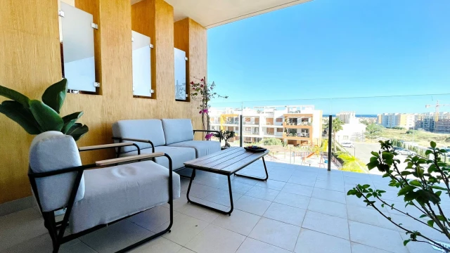 Комфортабельные апартаменты в современном стиле с видом на море в Villamartin