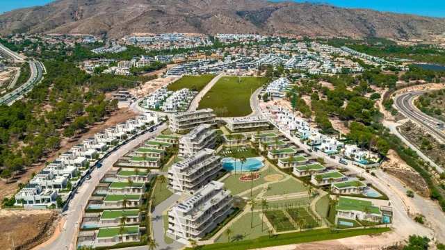 Апартаменты в жилом комплексе с бассейном на берегу Средиземного моря