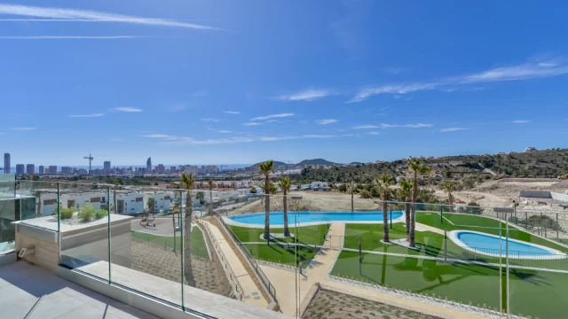 Апартаменты в современном стиле в жилом комплексе от застройщика в Финестрате