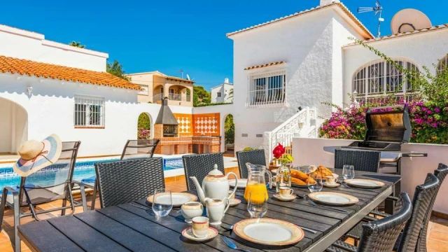 Современная вилла с бассейном на берегу моря в городе Кальпе