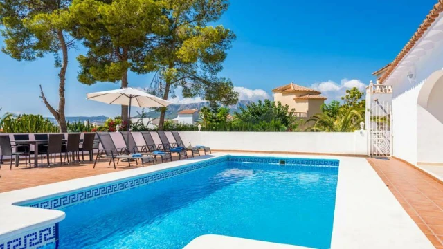 Современная вилла с бассейном на берегу моря в городе Кальпе