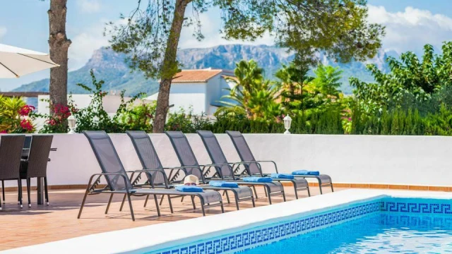 Современная вилла с бассейном на берегу моря в городе Кальпе