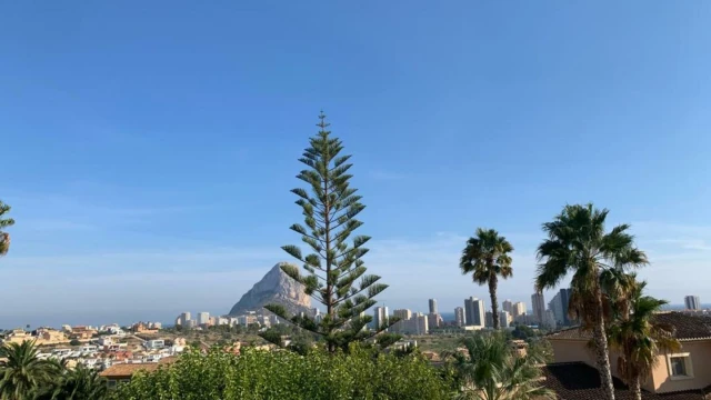 Просторный дом с бассейном на берегу моря в городе Кальпе