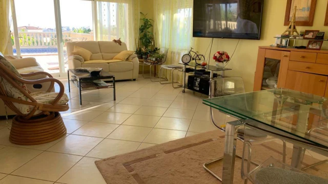 Просторный дом с бассейном на берегу моря в городе Кальпе