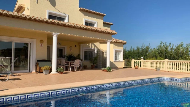 Просторный дом с бассейном на берегу моря в городе Кальпе