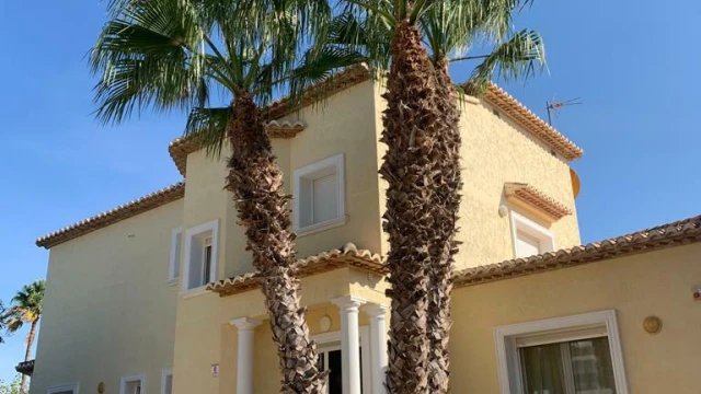 Просторный дом с бассейном на берегу моря в городе Кальпе