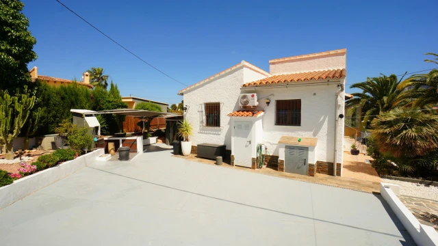 Вилла с бассейном на берегу моря в городе Кальпе