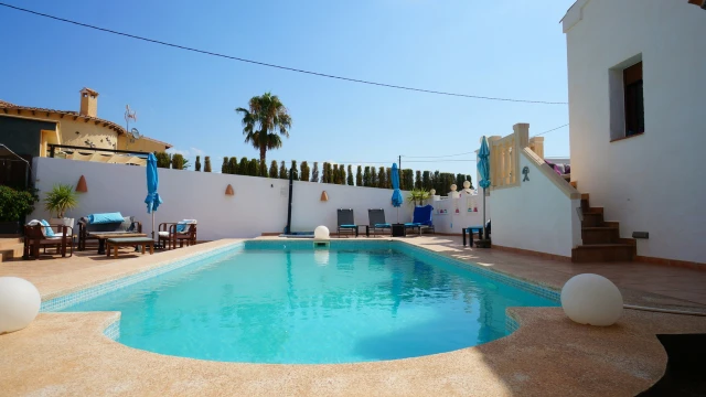 Вилла с бассейном на берегу моря в городе Кальпе