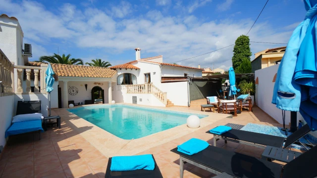 Вилла с бассейном на берегу моря в городе Кальпе