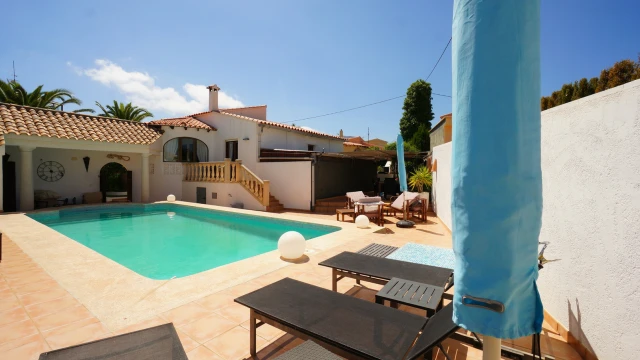 Вилла с бассейном на берегу моря в городе Кальпе