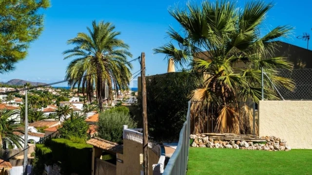 Уютный дом с бассейном на берегу моря в городе Кальпе