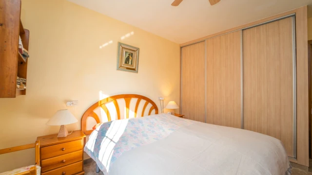 Комфортабельный дом с бассейном и шикарными видами на берегу моря в городе Кальпе