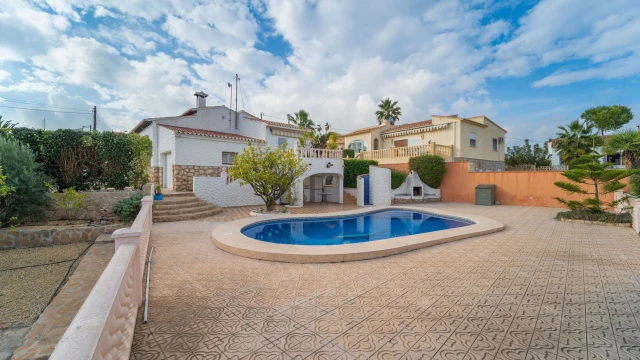 Комфортабельный дом с бассейном и шикарными видами на берегу моря в городе Кальпе