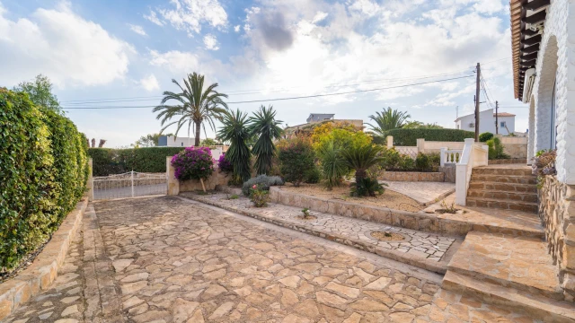 Комфортабельный дом с бассейном и шикарными видами на берегу моря в городе Кальпе