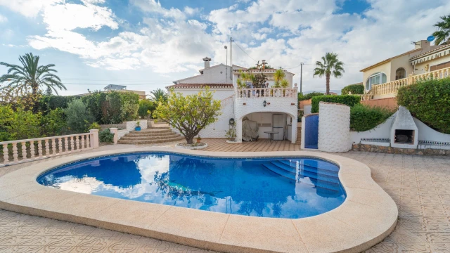 Комфортабельный дом с бассейном и шикарными видами на берегу моря в городе Кальпе