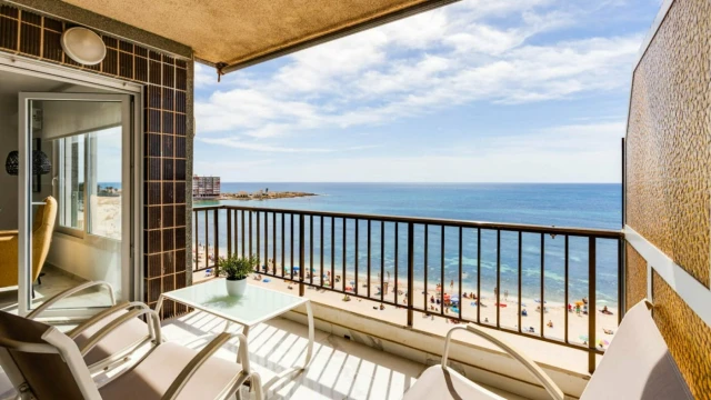 Апартаменты с тремя спальнями на берегу моря в городе Торревьеха