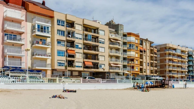 Апартаменты с тремя спальнями на берегу моря в городе Торревьеха