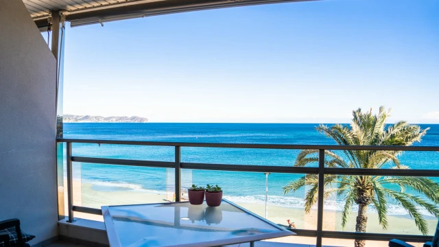 Апартаменты с двумя спальнями на берегу моря в городе Кальпе