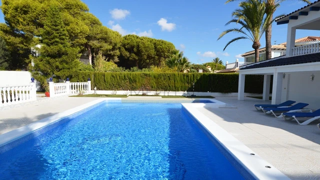 Просторная вилла класса люкс на берегу моря в городе Кабо Роиг