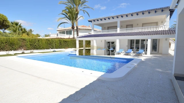 Просторная вилла класса люкс на берегу моря в городе Кабо Роиг