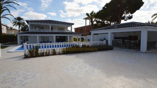 Просторная вилла класса люкс на берегу моря в городе Кабо Роиг