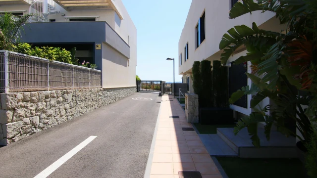 Комфортабельный таунхаус в современном комплексе с бассейном в Monforte del Cid