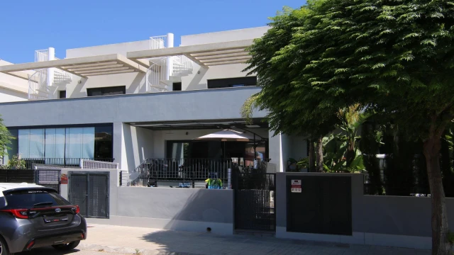 Комфортабельный таунхаус в современном комплексе с бассейном в Monforte del Cid