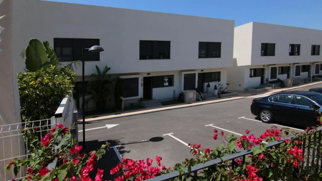 Комфортабельный таунхаус в современном комплексе с бассейном в Monforte del Cid