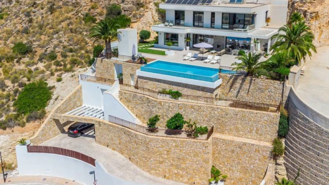 Шикарная вилла с видом на горы и море в городе Финестрат