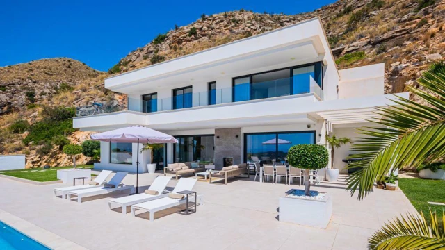 Шикарная вилла с видом на горы и море в городе Финестрат