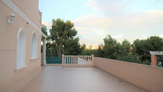 Просторный дом с бассейном на берегу моря в городе Бенидорм