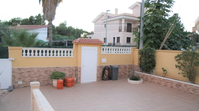 Просторный дом с бассейном на берегу моря в городе Бенидорм