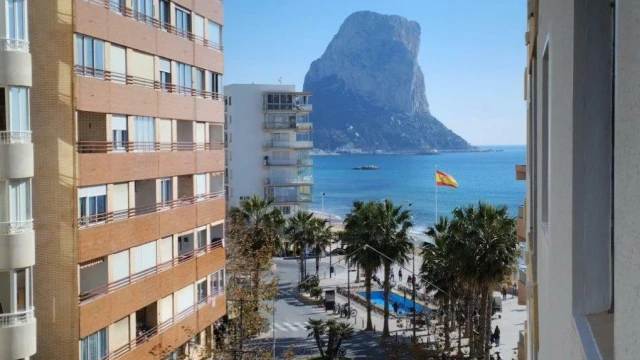 Квартира с двумя спальнями на берегу моря в городе Кальпе