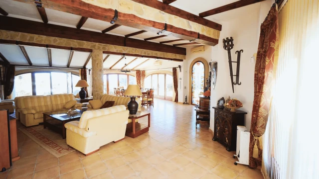 Шикарная вилла в средиземноморском стиле в городе Хавеа 