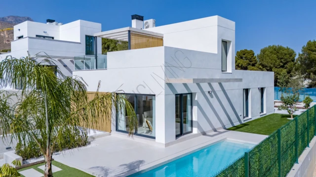 Новая вилла с видом на море и горы в районе Сьерра Кортина