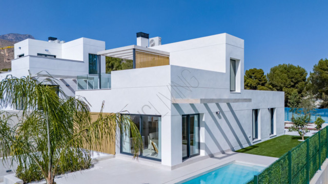 Новая вилла с видом на море и горы в районе Сьерра Кортина