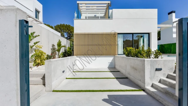 Новая вилла с видом на море и горы в районе Сьерра Кортина