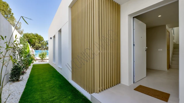 Новая вилла с видом на море и горы в районе Сьерра Кортина