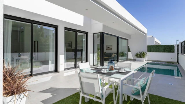 Новая вилла рядом с полем для гольфа в городе Pinar de Campoverde