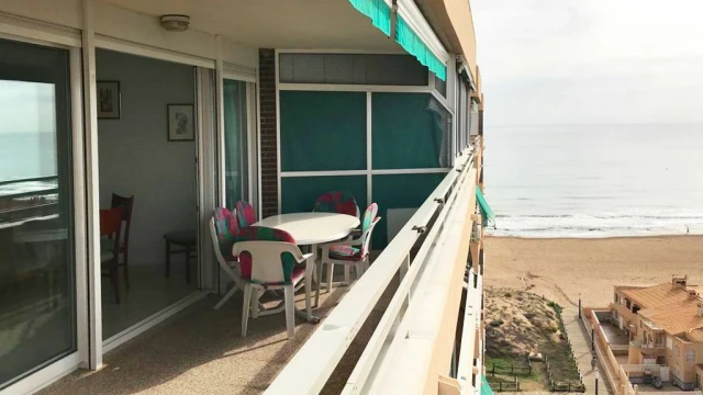 Квартира с тремя спальнями на берегу моря в Ла Мата