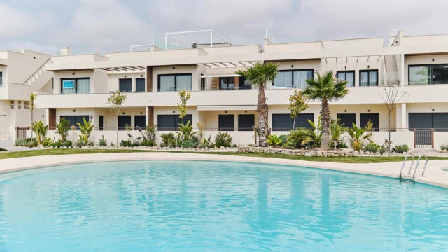 Новое бунгало с садом в 150 метрах от моря