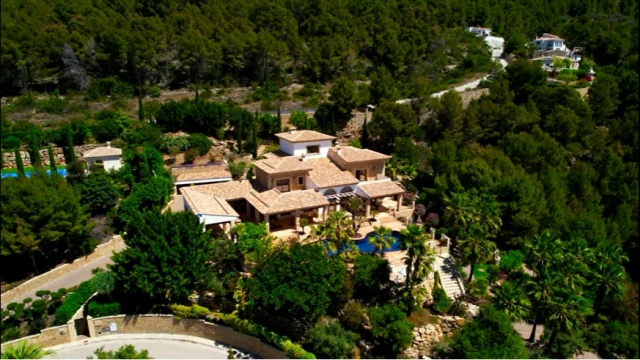 Роскошная вилла на берегу моря в городе Хавеа